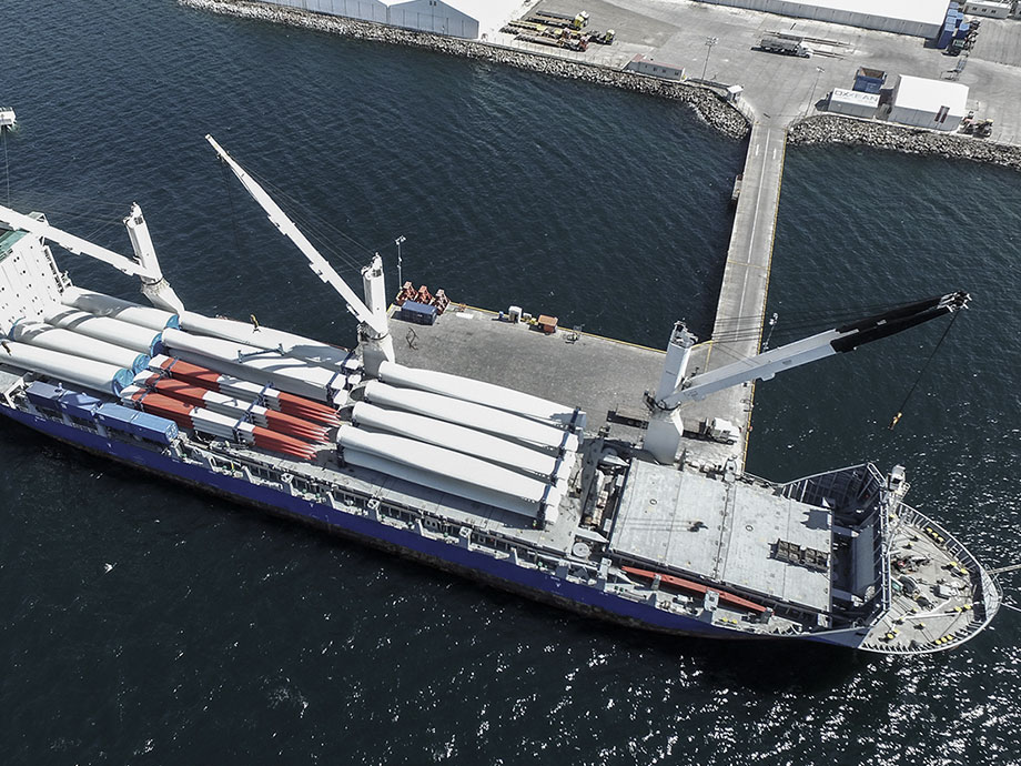 エネルギーインフラチーム 自社海技員による技術サポート